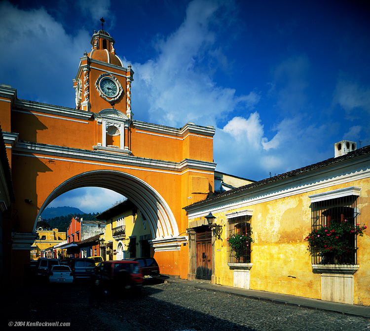 Arco de Santa Catalina, Antigua, Guatemala © KenRockwell.com