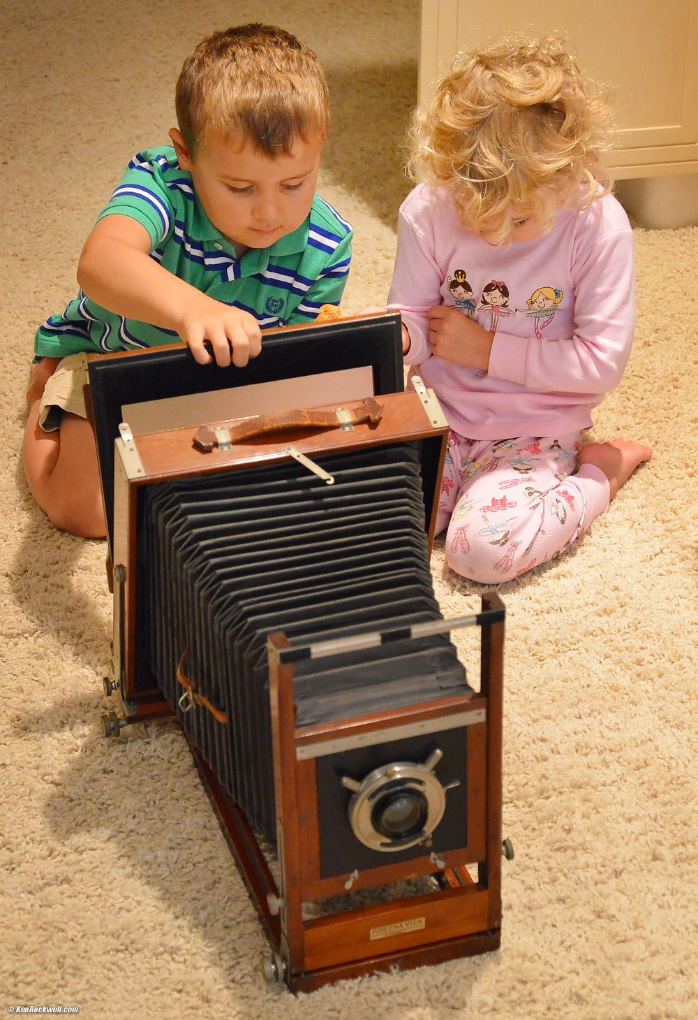 Ryan attaches the ground-glass back to the Gundlach 8x10" camera