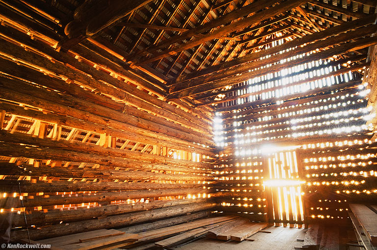 INseide barn