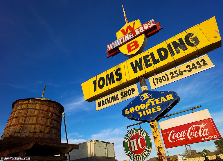 Tom's, 4:19 PM. (Auto ISO 160, Auto 1/250, LEICA ELMARIT-M 21mm f/2.8 ASPH.)