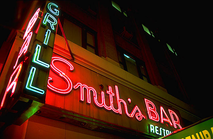 Smith's Bar, NYC 750 x 490 pixels, © 1999 Ken Rockwell